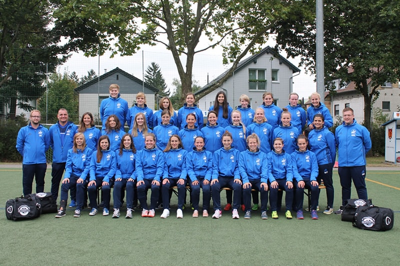 Frauenmannschaft des SV Bretzenheim gemeinsam auf dem Sportplatz